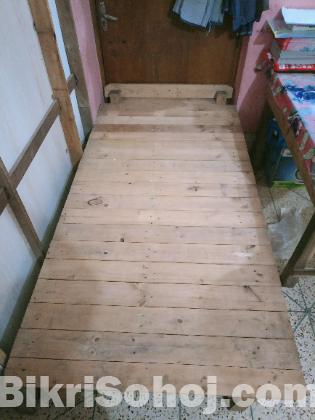 সিঙ্গেল খাট এবং টেবিল